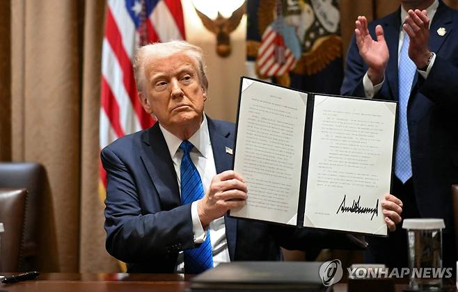 행정명령 서명하는 트럼프 대통령 [AFP=연합뉴스]