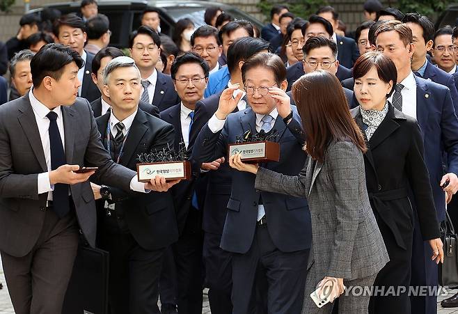 '공직선거법 위반 혐의' 항소심 선고공판 출석하는 이재명 대표 (서울=연합뉴스) 더불어민주당 이재명 대표가 26일 서울 서초구 서울고등법원에서 열린 공직선거법 위반 혐의 항소심 선고공판에 출석하고 있다. 2025.3.26 [사진공동취재단] photo@yna.co.kr