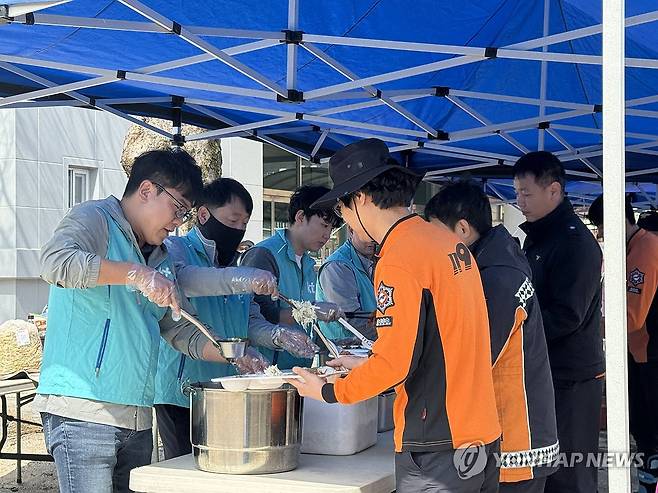 KT, 산청 산불진화 소방대에 4천명분 밥차 지원 [KT 제공. 재판매 및 DB 금지] youngkyu@yna.co.kr