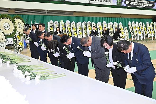 진주시의회, 창녕합동분향소 헌화 [경남 진주시의회 제공. 재판매 및 DB 금지]