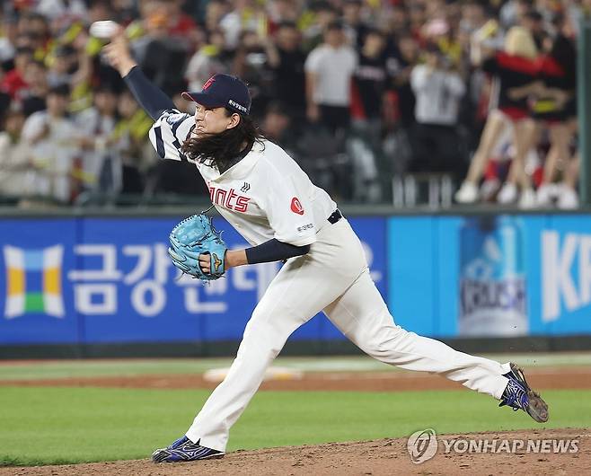 9회 등판한 김원중 (부산=연합뉴스) 박성제 기자 = 22일 오후 부산 동래구 사직야구장에서 열린 2024 KBO리그 롯데 자이언츠와 KIA 타이거즈의 경기. 9회 초 교체 투입된 롯데 투수 김원중이 역투하고 있다. 2024.5.22 psj19@yna.co.kr
