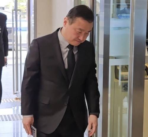 故 한종희 대표이사 부회장 빈소를 찾은 노태문 MX사업부장 사장 (서울=연합뉴스) 노태문 삼성전자 MX사업부장 사장이 26일 고(故) 한종희 삼성전자 대표이사 부회장 빈소가 마련된 서울 강남구 삼성서울병원에 들어서고 있다. 2025.3.26 [공동취재단]