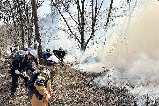 산불 확산 저지에 사력 (울산=연합뉴스) 김용태 기자 = 울산시 울주군 온양읍 산불 닷새째인 26일 진화에 동원된 시 공무원들이 방화선을 구축하고 있다. 2025.3.26 yongtae@yna.co.kr