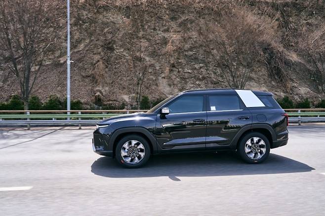 주행 중인 토레스 하이브리드. 사진=KG모빌리티