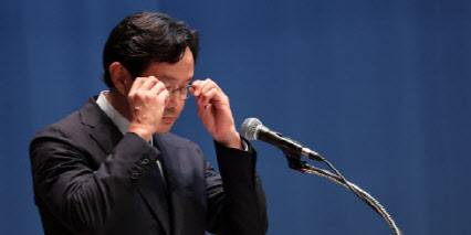 최윤범 고려아연 회장이 13일 서울 중구 대한상공회의소에서 열린 고려아연 기자회견에서 기자회견문을 낭독하기 위해 안경을 쓰고 있다 (사진=연합뉴스)