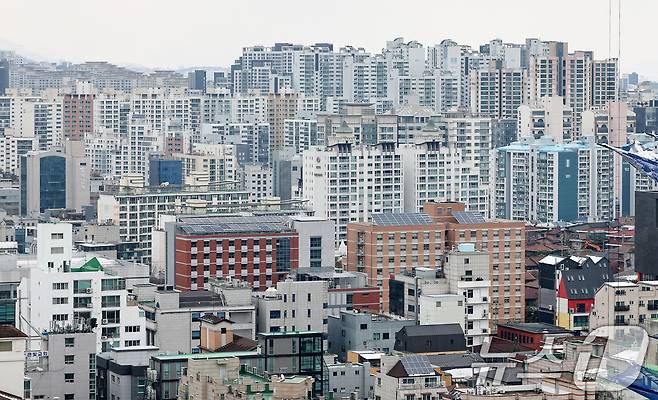사진은 이날 서울 서초구의 아파트와 연립·다세대로 구성된 주거지역 모습. 2025.3.18/뉴스1 ⓒ News1 민경석 기자