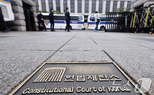윤석열 대통령의 탄핵 심판을 심리 중인 헌법재판소의 결정이 4월에 열릴 가능성이 높아진 가운데 27일 오전 서울 종로구 헌법재판소 앞에서 경찰이 경계근무를 서고 있다. 2025.3.27/뉴스1 ⓒ News1 김성진 기자