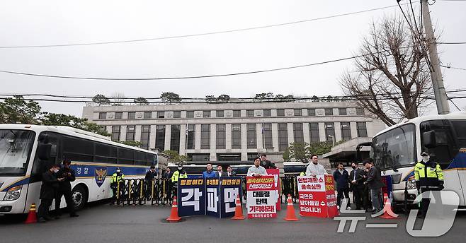 유상범(오른쪽부터)·송언석 국민의힘 의원과 전진숙 더불어민주당 의원이 27일 오전 서울 종로구 헌법재판소 앞에서 윤석열 대통령 탄핵을 두고 각하와 파면을 촉구하며 피켓 시위를 하고 있다. 2025.3.27/뉴스1 ⓒ News1 김성진 기자