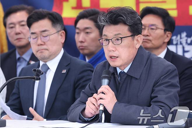 진성준 더불어민주당 정책위의장이 27일 서울 종로구 광화문 앞 민주당 천막당사에서 열린 정책조정회의에서 발언하고 있다. 2025.3.27/뉴스1 ⓒ News1 박지혜 기자