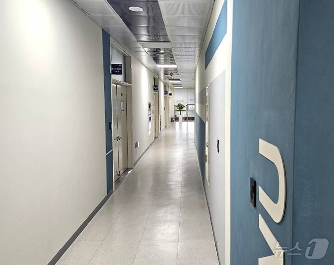 대면수업으로 전환한 27일 오전 찾은 전북대학교 의과대학 4호관 복도에 적막감이 흐르고 잇다.2025.3.27/뉴스1 신준수 기