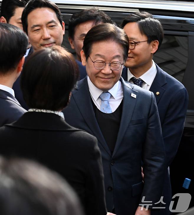 공직선거법 위반 항소심에서 무죄를 선고받은 이재명 더불어민주당 대표가 26일 오후 서울 서초구 서울고등법원에서 열린 공직선거법 위반 혐의 2심 선고 공판을 마친 뒤 법원을 나서고 있다. 2025.3.26/뉴스1 ⓒ News1 사진공동취재단