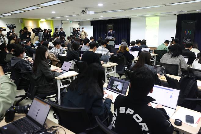 27일 서울 서초구 스페이스쉐어 강남역센터에서 열린 고 김새론 유족 기자회견에서 법률대리인 부지석 변호사가 발언하고 있다. 2025.3.27 연합뉴스
