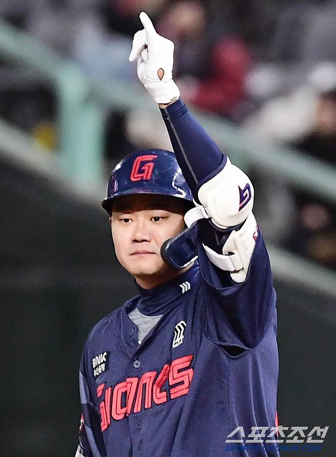 25일 인천 SSG랜더스필드에서 열린 KBO리그 SSG와 롯데의 경기. 11회초 1사 3루. 1타점 적시타를 날린 롯데 손호영. 인천=송정헌 기자songs@sportschosun.com/2025.03.25/