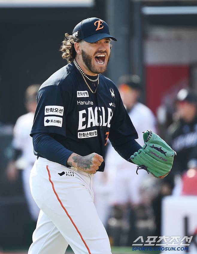 22일 수원 KT위즈파크에서 열린 한화와 KT의 개막전. 5회말 1사 1루 김민혁을 병살타로 처리한 폰세가 환호하고 있다. 수원=정재근 기자 cjg@sportschosun.com/2025..3.22/