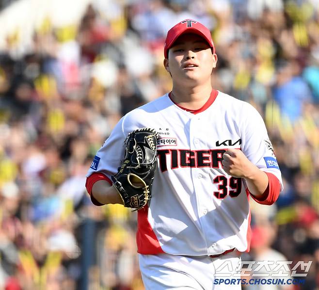 22일 광주KIA챔피언스필드에서 열린 NC와 KIA의 개막전, 6회초 KIA 최지민이 역전 위기를 넘긴 후 주먹을 불끈 쥐고 있다. 광주=허상욱 기자wook@sportschosun.com/2025.03.22/