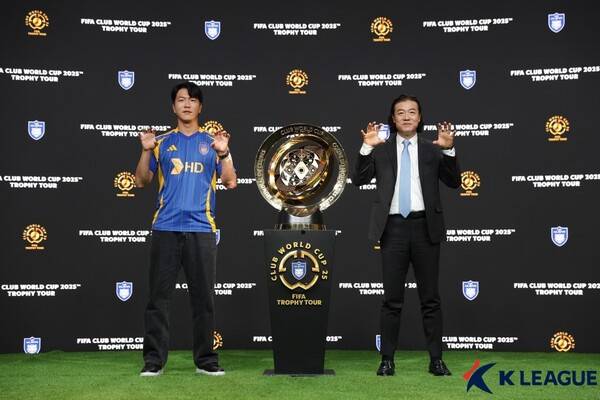 클럽 월드컵 트로피를 사이에 두고 선 울산 HD 김영권(왼쪽)과 김판곤 감독. ⓒ프로축구연맹
