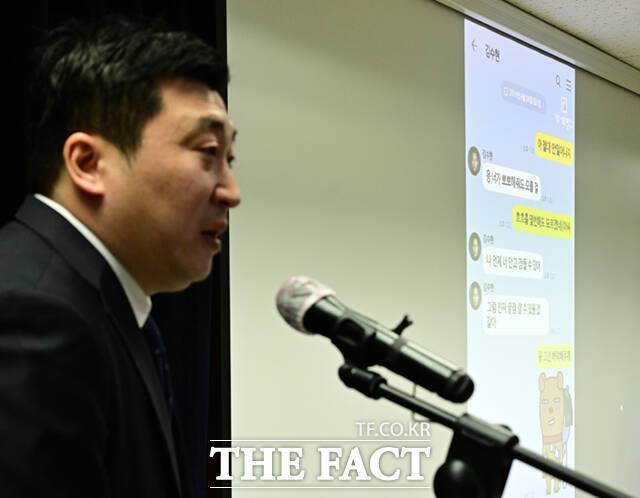 고 김새론 유족의 법률대리인 부지석 법무법인 부유 대표변호사가 27일 오후 서울 스페이스쉐어 강남역센터에서 기자회견을 열고 배우 김수현과 고인의 문자 내용을 공개하고 있다. /이새롬 기자