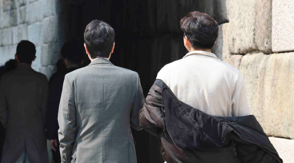 통계청은 27일 ‘2023년 일자리행정통계 임금근로자 부채’ 조사 결과를 발표했다. 사진은 지난 10일 서울 종로구 청계천 인근. / 뉴시스