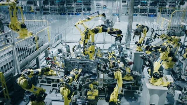 HMGMA 차체 공장에서 차량 패널이 용접 공정을 거치며 자동차의 형태로 생산되는 모습