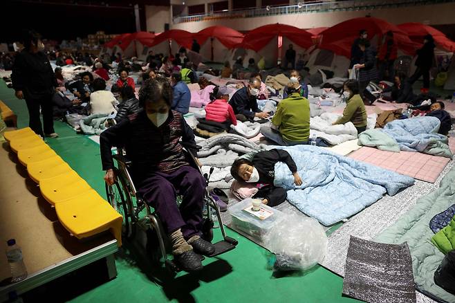 산불 화재에 주민들은 대피소로 피신했다