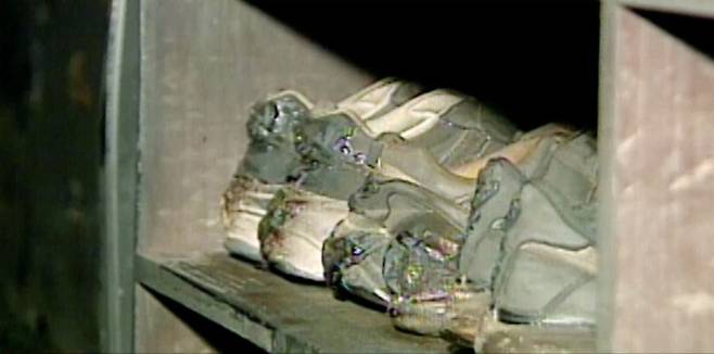 SBS ‘꼬리에 꼬리를 무는 그날 이야기 시즌3 (꼬꼬무)’가 168회를 통해 대한민국을 충격에 빠뜨렸던 천안초 축구부 화재 참사를 조명한다. 27일 방송에서는 25명의 사상자를 낸 끔찍한 참사의 전말이 공개되며, 특히 최악의 상황 속에서도 희망을 놓지 않았던 어린 선수들의 가슴 아픈 이야기가 깊은 울림을 전할 예정이다. 이날 방송에는 배우 박병은, TXT 수빈, 가수 백지영이 리스너로 출연해 참사의 생존자들과 희생된 아이들의 사연을 듣고 함께 아픔을 나눈다. 특히 마지막 생존자인 윤장호 선수의 등장은 스튜디오를 숙연하게 만들었으며, 극심한 화상을 입고도 살아남은 그의 이야기에 리스너들은 말을 잇지 못하고 눈물을 흘렸다고 전해졌다. 윤장호 선수는 당시의 참혹했던 상황을 증언하며, 끔찍한 고통 속에서 "엄마, 나는 괜찮으니 그냥 죽게 해 주세요"라고 말할 정도로 극심한 절망을 경험했음을 털어놓았다. 방송에서는 희생된 아홉 명의 아이들을 기리는 천안초 축구부 유니폼의 의미도 다뤄질 예정이며, 22년이 지난 지금도 생존자들이 짊어지고 살아가는 아픔과 희망을 이야기할 예정이다. ‘꼬리에 꼬리를 무는 그날 이야기 시즌3 (꼬꼬무)’는 역사의 이면에 숨겨진 놀라운 사건과 이야기들을 깊이 있게 조명하는 프로그램이며, 매회 흥미진진한 스토리를 통해 시청자들에게 과거의 중요한 순간들을 되새기게 한다. 배우 장도연, 장현성, 장성규가 진행을 맡아 각기 다른 매력과 개성으로 이야기를 풀어나간다.