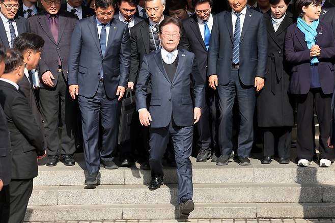이재명 더불어민주당 대표가 26일 서울고법에서 열린 공직선거법 위반 사건 항소심 선고 공판에서 무죄를 선고받은 뒤 법원 청사를 나서고 있다. 이 대표는 “진실과 정의에 기반해서 제대로 된 판결을 해주신 재판부에 감사드린다”고 했다./사진공동취재단