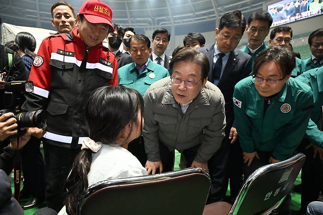 이재명 더불어민주당 대표가 26일 경북 안동시 안동체육관에 마련된 산불 피해 이재민 대피소를 방문해 이재민들을 위로하고 있다. /뉴시스
