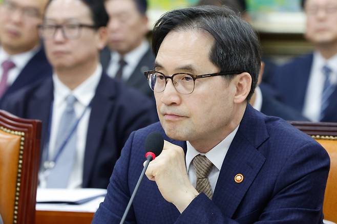 한기정 공정거래위원장이 지난달 19일 서울 여의도 국회에서 열린 정무위원회 제422회국회(임시회) 제2차 전체회의에 출석해 의원 질의를 듣고 있다. /뉴스1