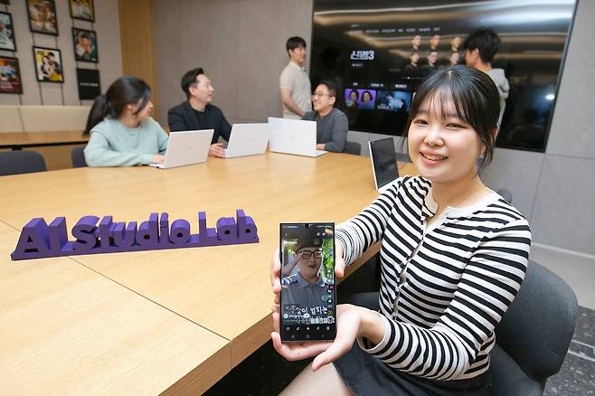 KT AI 스튜디오 랩 직원들이 ‘신병 3’의 AI 마케팅 영상 제작 도입 방안에 대해 논의하고 있다. /KT