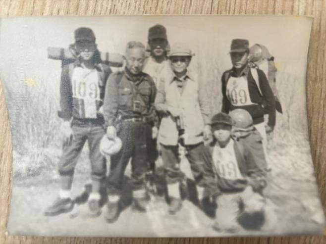 1970년대 이숭녕 대한산악연맹 제1대 회장(왼쪽에서 두 번째)과 함께 산행한 조좌진 제22대 회장(오른쪽). 이 회장은 조 회장의 경복고 대선배다. 조좌진 회장 제공