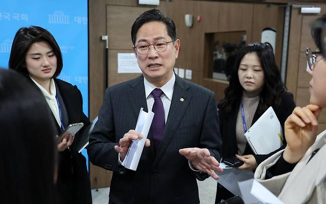 국회 기획재정위원회 간사인 박수영 국민의힘 의원이 20일 오전 서울 여의도 국회 소통관에서 열린 연금개혁 관련 기자회견을 마친 뒤 취재진 질문에 답하고 있다. 2025.03.20. [서울=뉴시스]