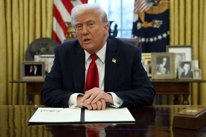 도널드 트럼프 미국 대통령이 26일(현지시간) 백악관 오벌오피스에서 기자들과 이야기를 나고 있다. REUTERS/연합뉴스