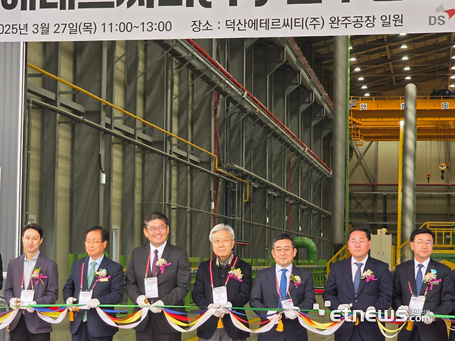 이수훈 덕산그룹 회장(왼쪽 세번째부터), 이준호 덕산그룹 명예회장, 위호선 덕산에테르씨티 대표가 27일 전북 완주 소재 공장 준공식에서 테이프 커팅하고 있다. (사진= 김영호 기자)