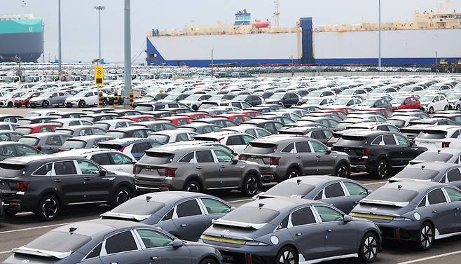 도널드 트럼프 미국 대통령이 외국산 자동차에 대한 25％ 관세 부과를 공식화한 27일 경기도 평택항에 수출용 자동차들에 세워져 있다.  연합뉴스