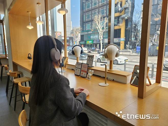 고객이 소니코리아 압구정점에서 헤드셋을 체험해보고 있다. (사진=김신영 기자)