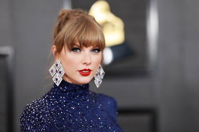 TaylorSwift-2023-grammys-GettyImages-1463250014.jpg 서양인 치고 노화가 없는듯한 테일러 스위프트 변천사.jpg