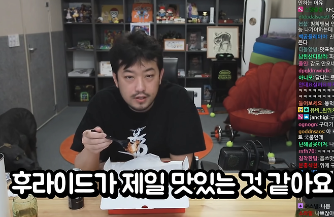 KFC 양념치킨 맛 평가하는 침착맨.jpg