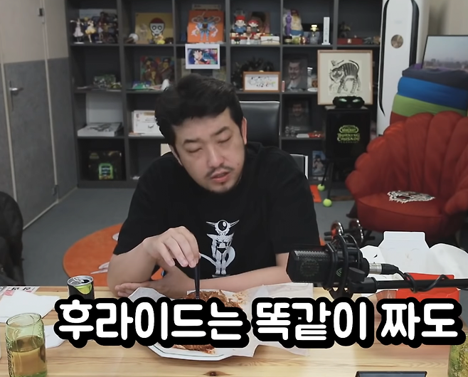 KFC 양념치킨 맛 평가하는 침착맨.jpg