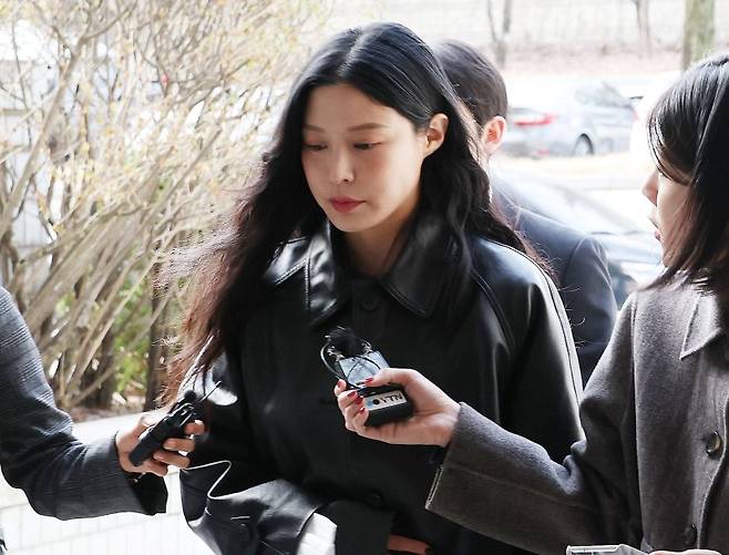 [서울=뉴시스] 이영환 기자 = 입시비리 혐의로 재판을 받고 있는 조민 씨가 26일 오후 서울 서초구 서울중앙지방법원에서 열린 항소심 1차 공판에 출석하고 있다. (공동취재) 2025.03.26. photo@newsis.com /사진=뉴시스