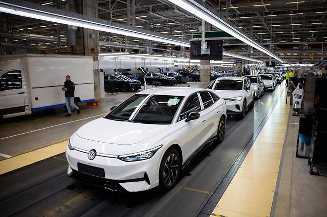 지난 2월18일(현지시간) 독일 엠덴의 폭스바겐 공장에서 조립을 마친 ID.7 전기차들이 최종 검사를 받기 위해 세워져있다.EPA연합뉴스