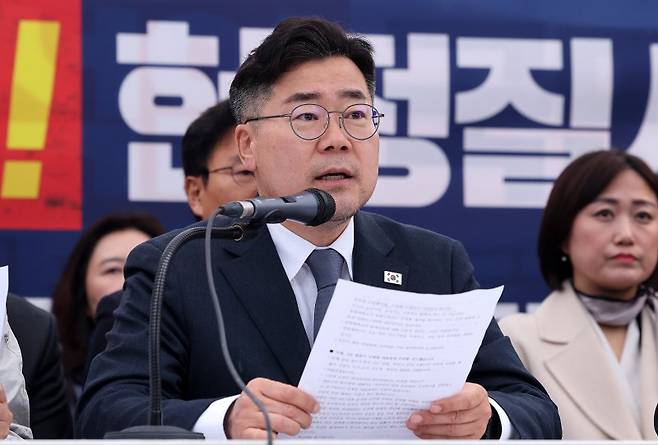 박찬대 더불어민주당 원내대표가 27일 서울 종로구 광화문 앞 민주당 천막당사에서 열린 정책조정회의에서 발언하고 있다. /사진=뉴스1화상