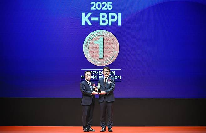 25일 ‘2025 한국산업의 브랜드파워(K-BPI)’ 시상식에서 KMAC 한수희 대표이사(왼쪽)과 경희사이버대 오태헌 커뮤니케이션센터장이 기념촬영을 하고 있다. 경희사이버대학교 제공