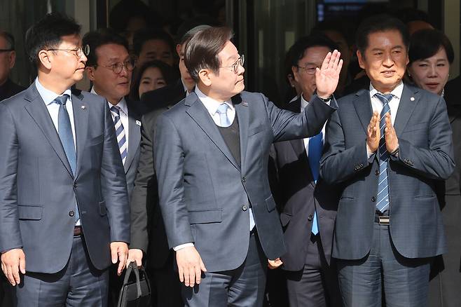 더불어민주당 이재명 대표가 26일 서울중앙지법에서 열린 공직선거법 위반 사건 항소심에서 무죄를 선고받은 뒤 지지자들을 향해 인사하고 있다. 사진공동취재단