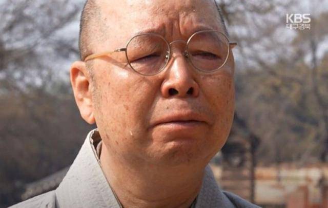 경북 의성군의 천년고찰인 고운사가 대형 산불로 전소된 데 대해 도륜 스님이 인터뷰 도중 눈물을 흘리고 있다. KBS대구총국 뉴스 화면 캡처