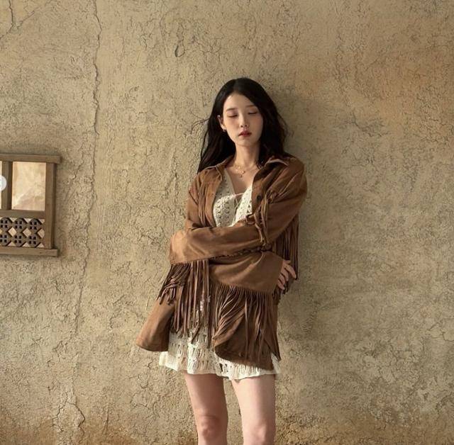 가수 겸 배우 아이유의 데일리룩이 많은 이들의 관심을 받고 있다. 아이유 SNS