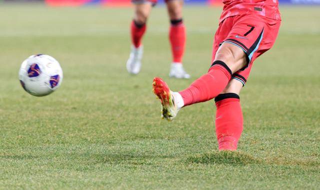 손흥민이 20일 경기 고양종합운동장에서 열린 2026 북중미 월드컵 아시아 3차 예선 B조 7차전 오만과의 경기에서 오른발이 잔디에 파묻힌 채로 센터링을 올리고 있다. 고양=뉴스1