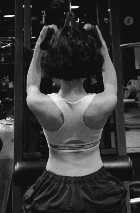 나나가 등 운동인 랫풀다운을 하는 모습을 공개했다./사진=나나 인스타그램 캡처