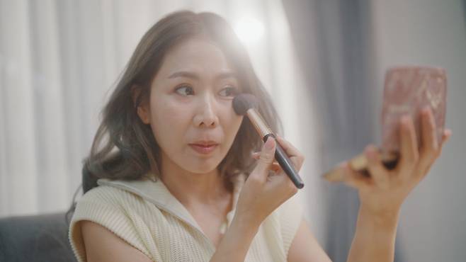 잘못된 화장 습관이 치명적인 눈 건강 악화로 이어질 수 있다./사진=게티이미지뱅크