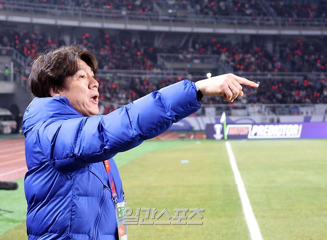 2026 FIFA 북중미 월드컵 아시아지역 3차 예선 B조 조별리그 7차전 대한민국과 오만의 경기가 20일 오후 경기 고양시 고양종합운동장에서 열렸다. 경기 시작 전 홍명보 감독이 선수들에게 손짓하고 있다. 고양=김민규 기자 mgkim1@edaily.co.kr /2025.03.20/