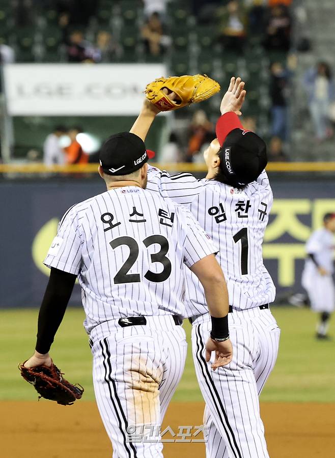 2025 KB0리그 프로야구 LG트윈스와 한화이글스의 경기가 26일 오후 서울 잠실야구장에서 열렸다. 4대 0 완봉승을 거둔 임찬규가 기뻐하고 있다. 잠실=김민규 기자 mgkim1@edaily.co.kr
